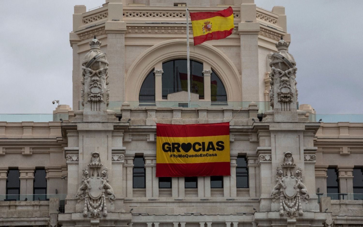 España prorroga el estado de alarma tras casi 400 muertos en un día
