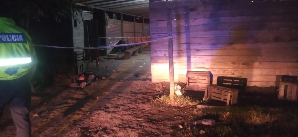 La pelea entre dos quinteros que tomaban alcohol en Olmos terminó con uno muerto