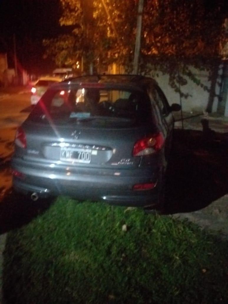 Robaron un auto a punta de cuchilla, pero en Gonnet chocaron contra un poste