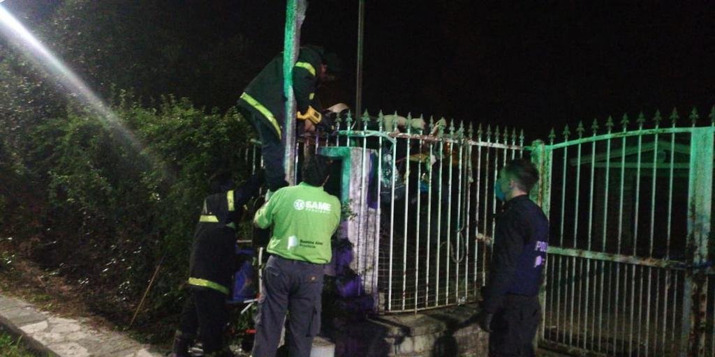Entró a robar en una casa de Gonnet, pero en plena fuga quedó “enganchado” en la reja