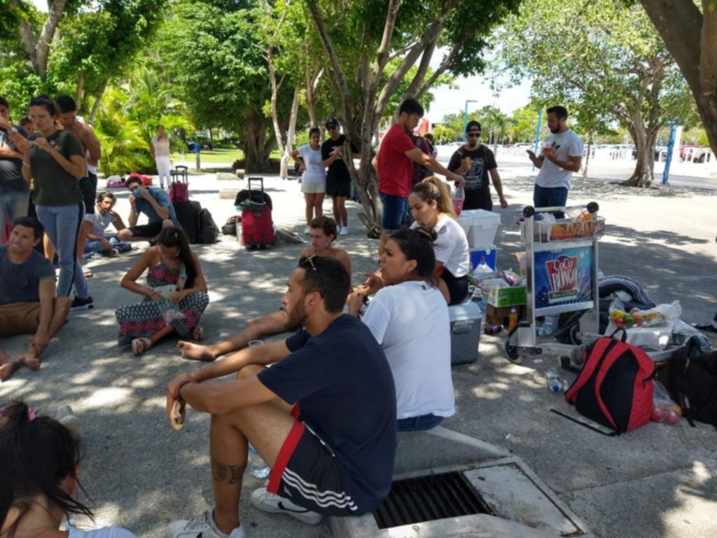 El padre de un famoso actor platense está varado en Cancún