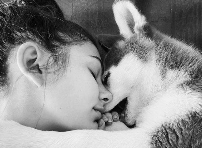 La novia de Leo adoptó un perro en medio de la crisis
