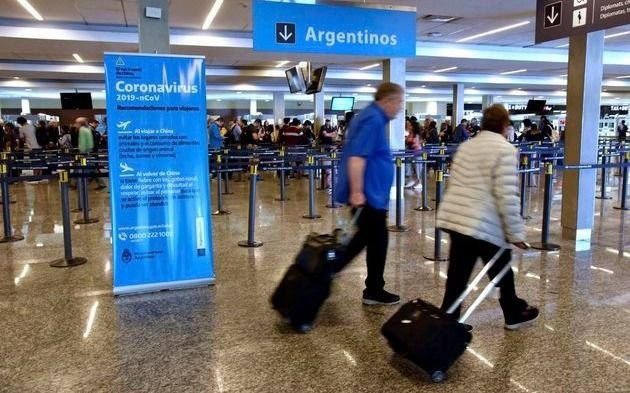 ¿Cómo controlan el cumplimiento del aislamiento de quienes regresan a la Argentina?