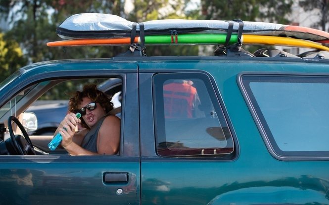 Demoran a un turista que vino de Brasil en camioneta con una tabla de surf en el techo