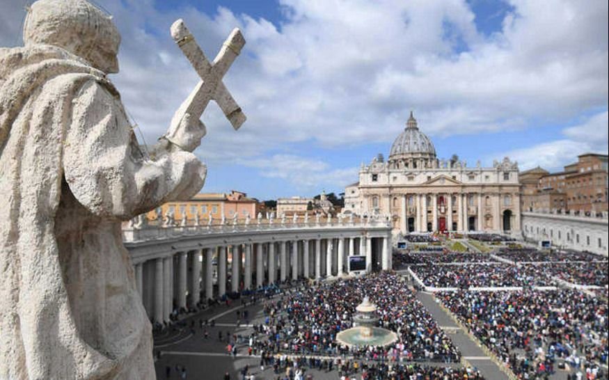Máximo riesgo para la salud del Papa: un cura del Vaticano dio positivo de covid19