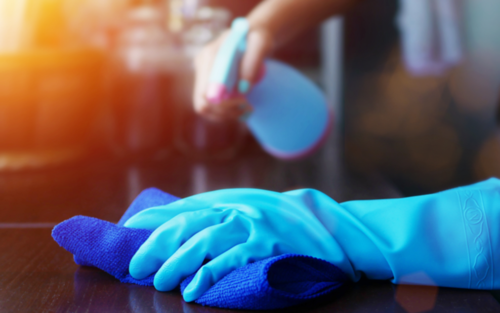 Del dormitorio al living: cómo limpiar y desinfectar la casa a fondo