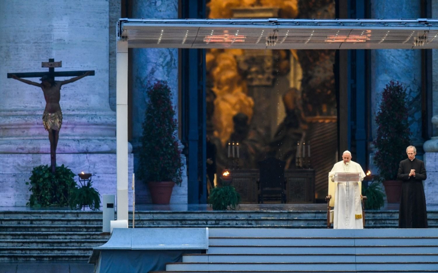 Inédita oración del Papa ante una vacía Plaza de San Pedro para pedir el final de la pandemia