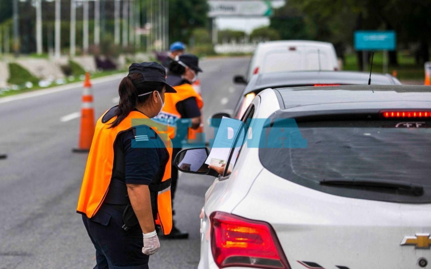 Provincia: policías toman fotos en los controles para evitar el contacto con conductores
