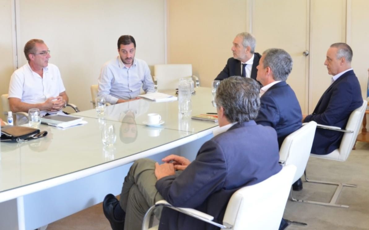 Reunión de Alak con representantes del Colegio de Médicos y de la Agremiación Medica Platense
