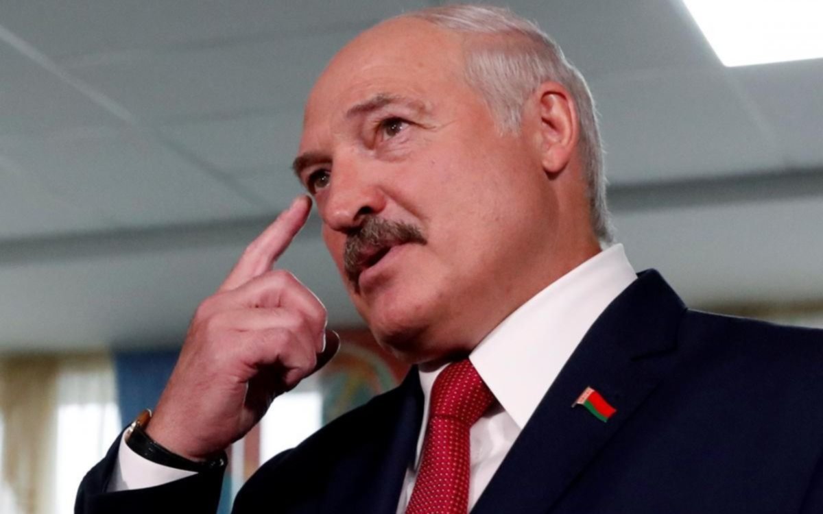 El presidente de Bielorrusia desafía el coronavirus con vodka, sauna y deportes