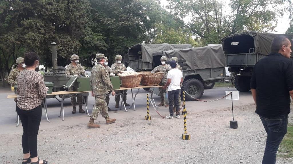 El Ejército hizo pie en la Región con la entrega de alimentos en Etcheverry