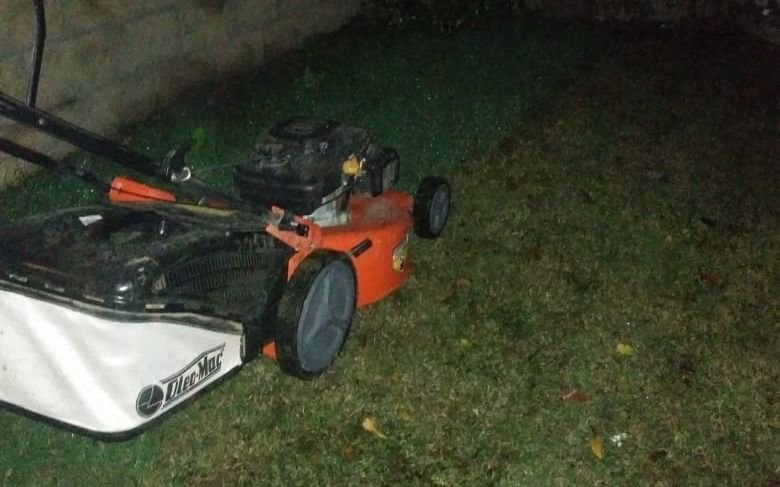 Polémica en un pueblo bonaerense: detuvieron a un hombre por cortar el pasto en cuarentena