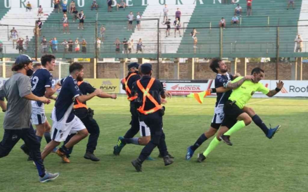 Locura en el Ascenso: agresiones de todos los colores y árbitros muy golpeados