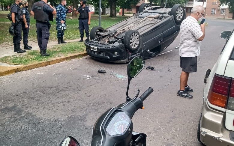 Tránsito mortal: un fallecido en Villa Elvira por choque frontal y vuelco en 25 y 60