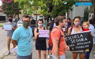 City Bell: Protesta de padres frente a la Escuela N* 12, que no pudo empezar las clases