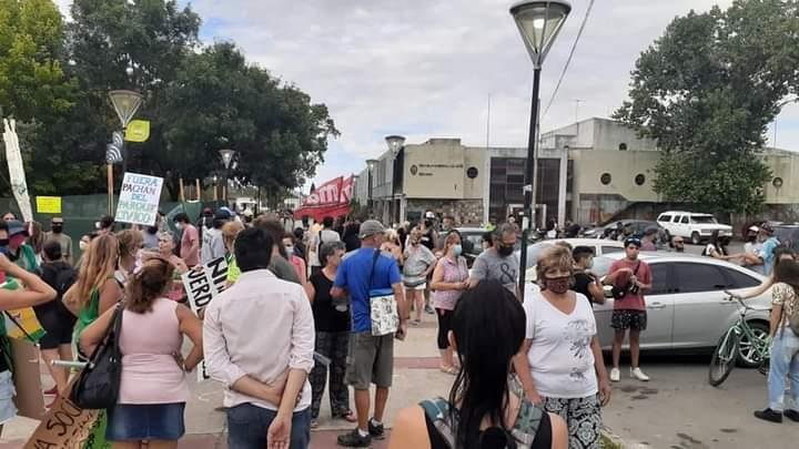 Protesta vecinal por la concesión a un restaurante en el Parque Cívico de Berisso