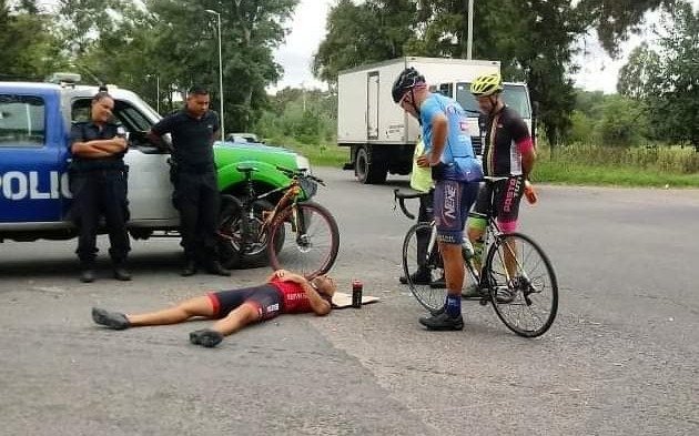Atropelló a un  ciclista, lo dejó tirado y ahora revisan cámaras de seguridad para encontrarlo