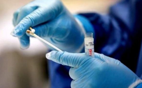 Piden a China eximir a japoneses de pruebas anales de Covid: causan "angustia psicológica"