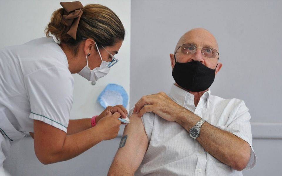 Turnos para vacunarse contra el COVID-19: los avisos llegarán también por Whatsapp