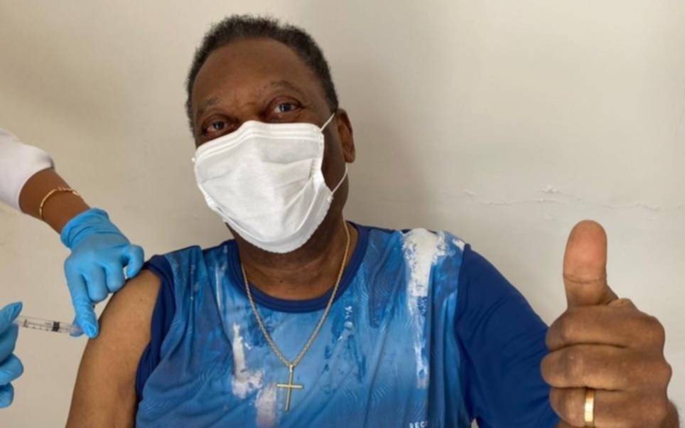 Pelé se vacunó contra el coronavirus y pidió "disciplina para preservar las vidas"