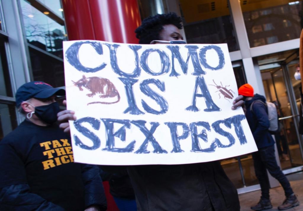 Ahora al Gobernador de Nueva York lo tratan de “depredador sexual”