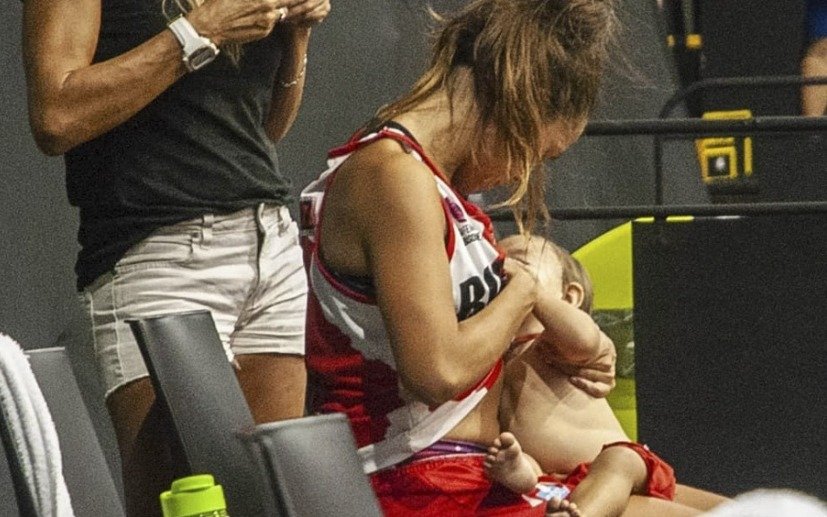 Una imagen que recorre el mundo: la basquetbolista argentina amamantando a su hija en el entretiempo