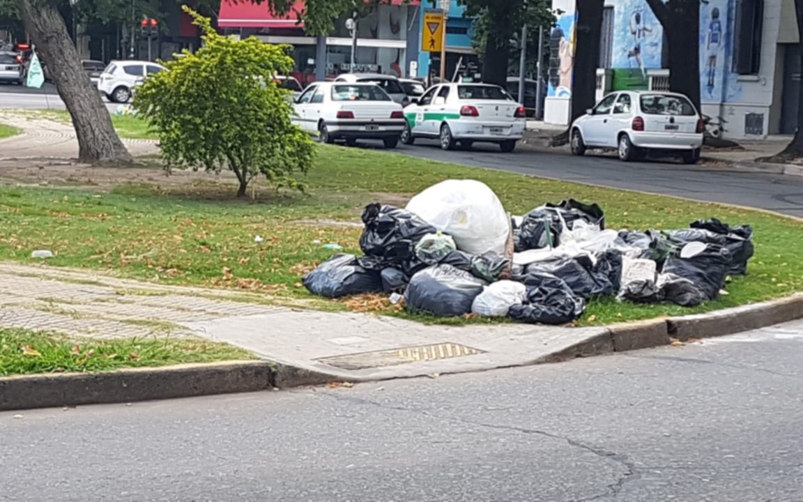 Quejas por el estado de la Plaza Olazábal: basura y bancos rotos