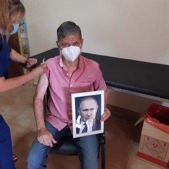 El intendente de Roque Pérez recibió la Sputnik V y posó con una foto de Vladimir Putin