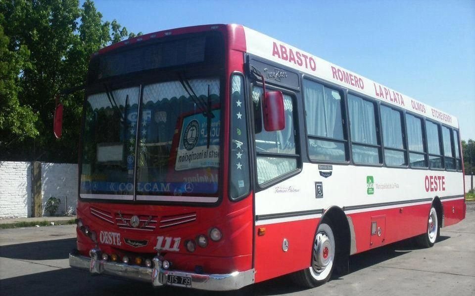 Tres pasajeras heridas en el choque de un micro Oeste en 520 y 155
