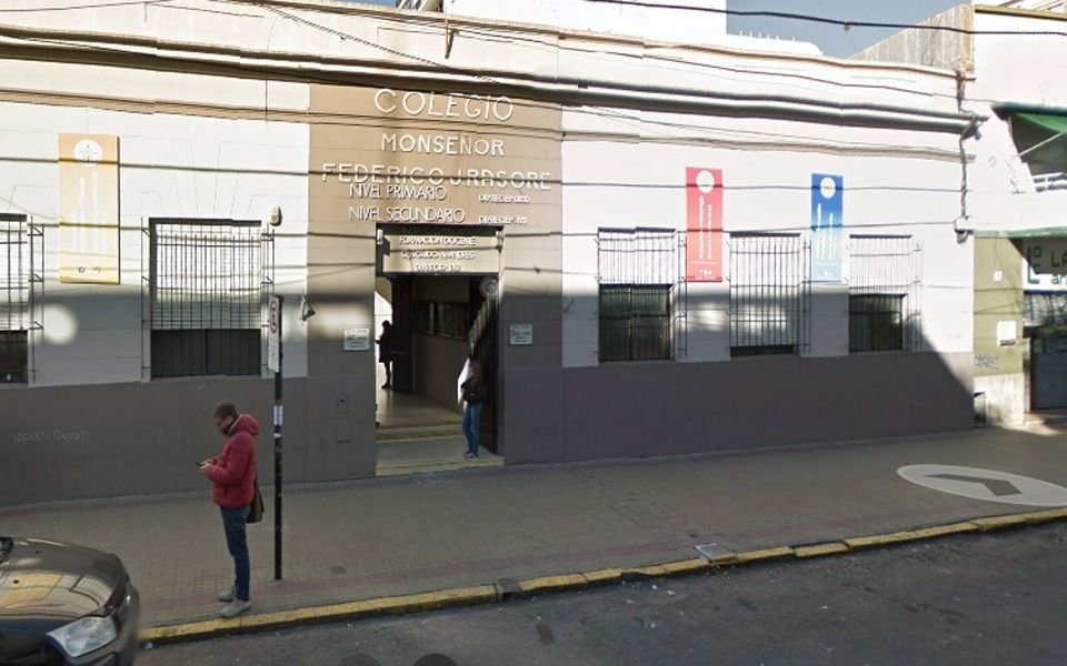 Un colegio platense no permite comenzar las clases a alumnos que deben cuotas y los padres estallaron