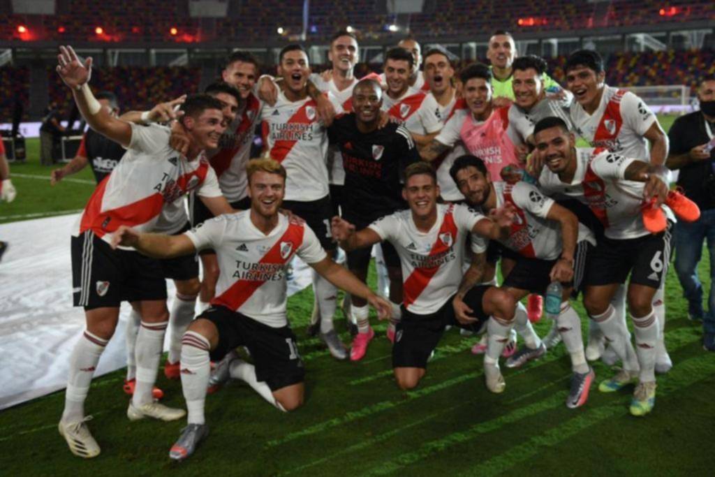 River se vistió de gala y levantó la Supercopa