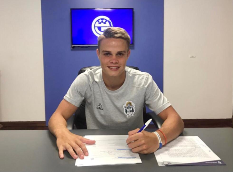 Miramón firmó su primer contrato