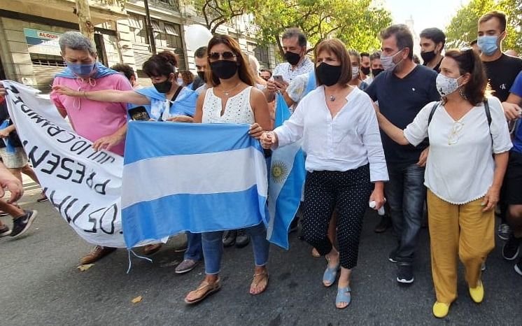 La oposición criticó la derogación del decreto que impedía el ingreso a extranjeros con antecedentes