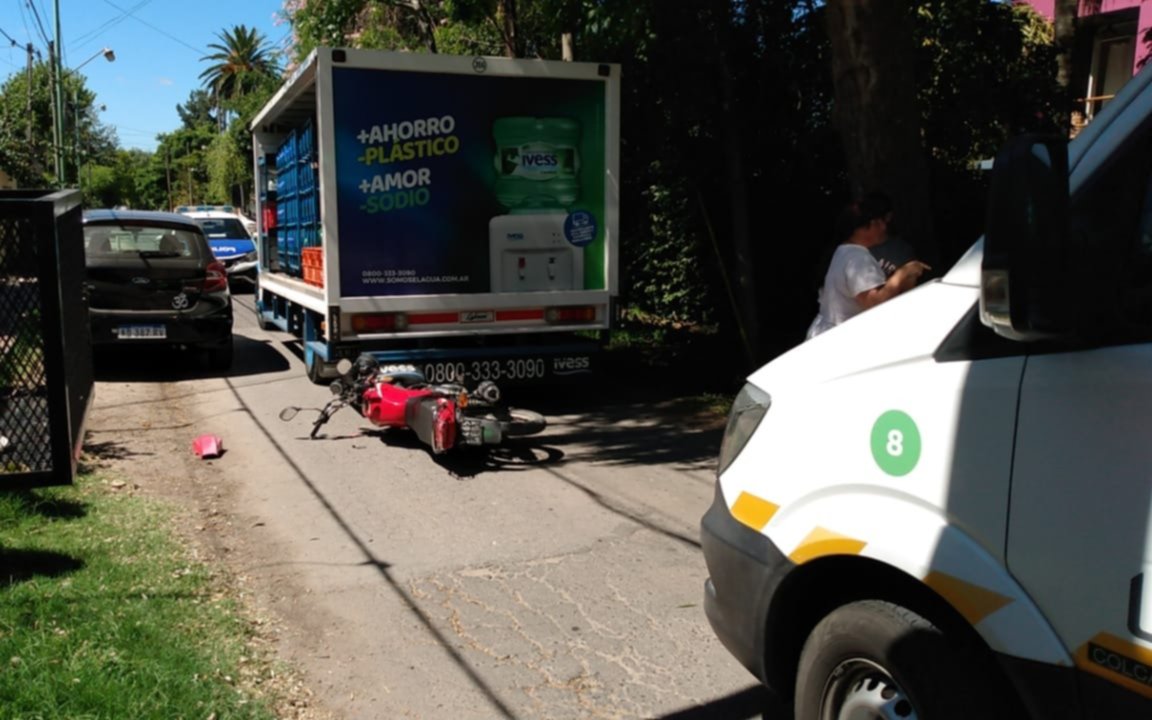 Una mujer herida tras chocar de atrás a un camión con su moto en Villa Castells