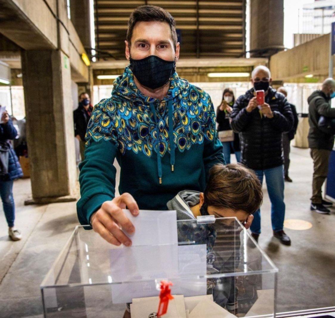 Messi votó en las elecciones del Barcelona  junto a su hijo Thiago