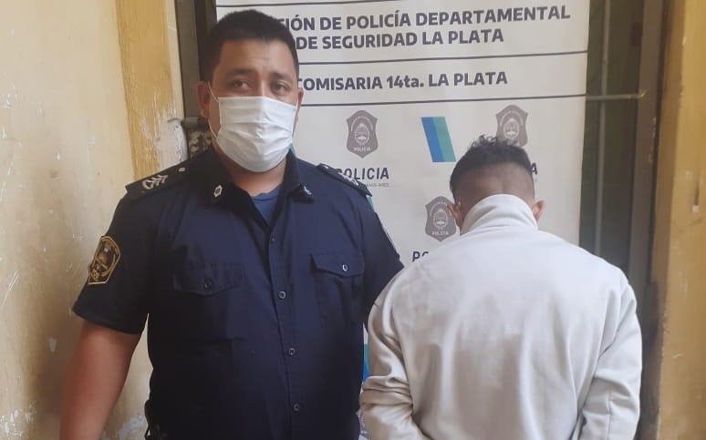 Cayó un menor armado en Melchor Romero cuando merodeaba comercios