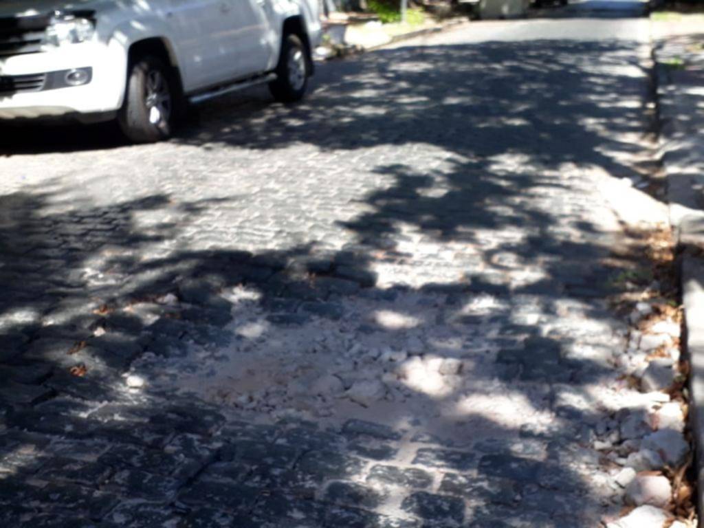 Peligro en calle 58 entre 13 y 17 por el empedrado destruido