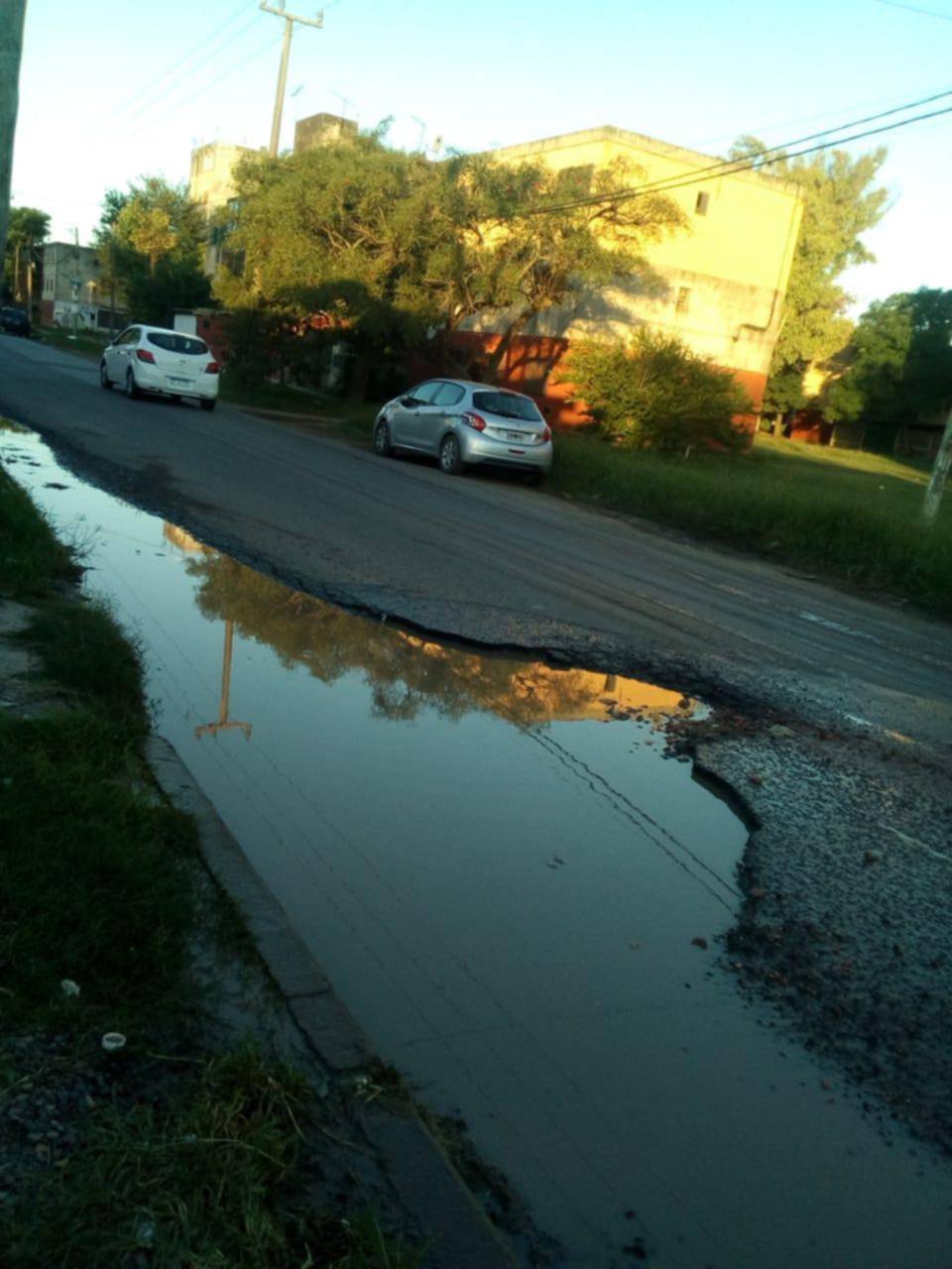 Vecinos indignados por calles rotas en el barrio Aeropuerto