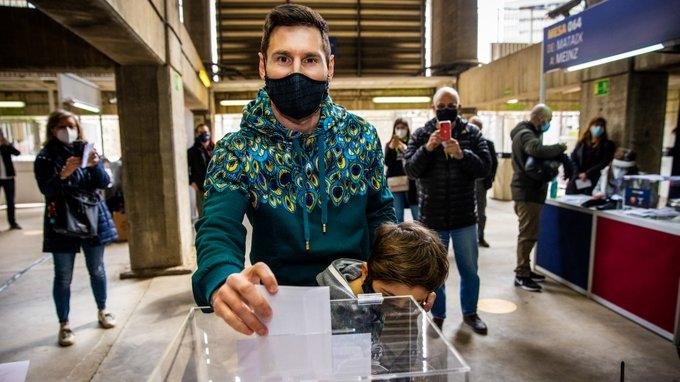 Lionel Messi concurrió a votar junto a su hijo Thiago