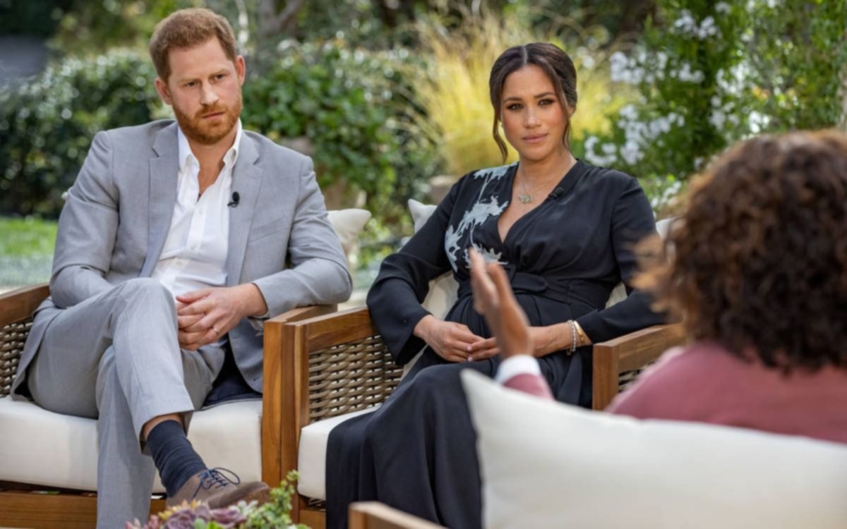 Meghan Markle acusó a la realeza de preocuparse por lo oscura que sería la piel de su hijo