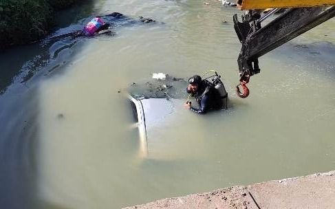 Auto cayó al arroyo Las Piedras