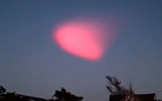 Hasta la NASA tuvo que explicar la aparición de extrañas luces rojas en el cielo 