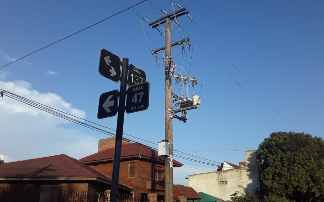 Vecinos de 133 y 52 sin luz durante varias horas aunque se aclaró que fue por obras