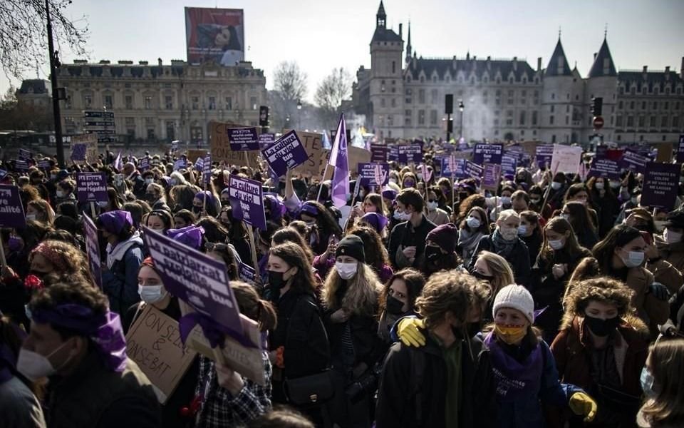 El Día Internacional de la Mujer convocó a masivas y sonoras marchas en todo el mundo