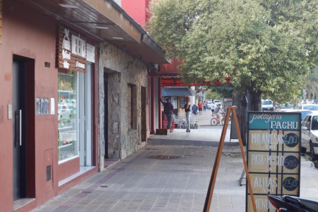 En Los Hornos una familia perdió todo en un robo, hasta el auto
