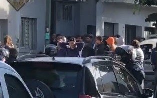 Batalla campal entre facciones sindicales de la construcción a metros de una escuela en La Plata