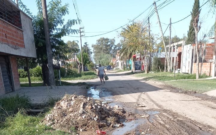 Barrio Aeropuerto: rompieron un caño y dejaron sin agua a todo el barrio