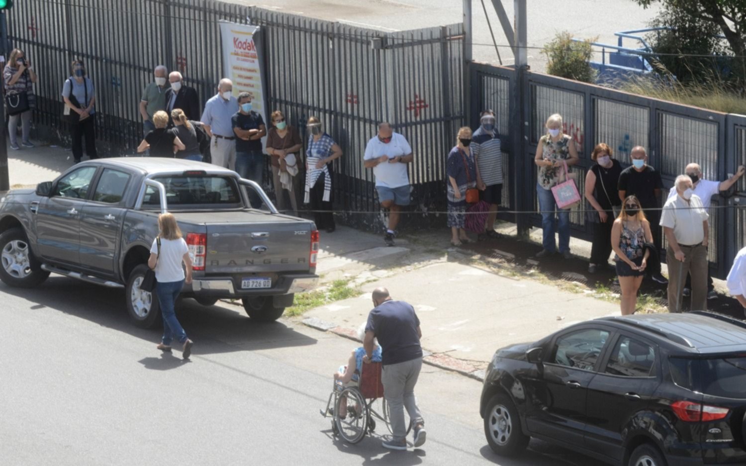 El revuelo de la vacunación a adultos mayores en Capital con filas bajo el sol y el llamado de Vizzotti a Quiroz