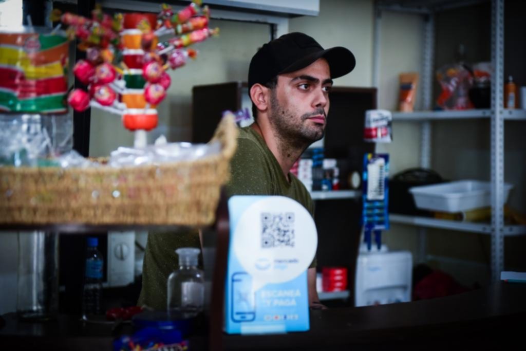 Amenazaron y golpearon a un kiosquero en pleno Centro para llevarse hasta las monedas