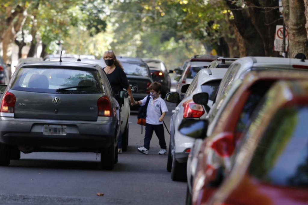 La epidemia de siempre: volvió la doble fila frente a las escuelas